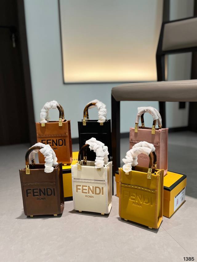 折叠盒尺寸14.18 芬迪fendi Mini琴谱包 又甜又酷 一整个爱住 百搭时尚 是每个潮酷女孩必入单品