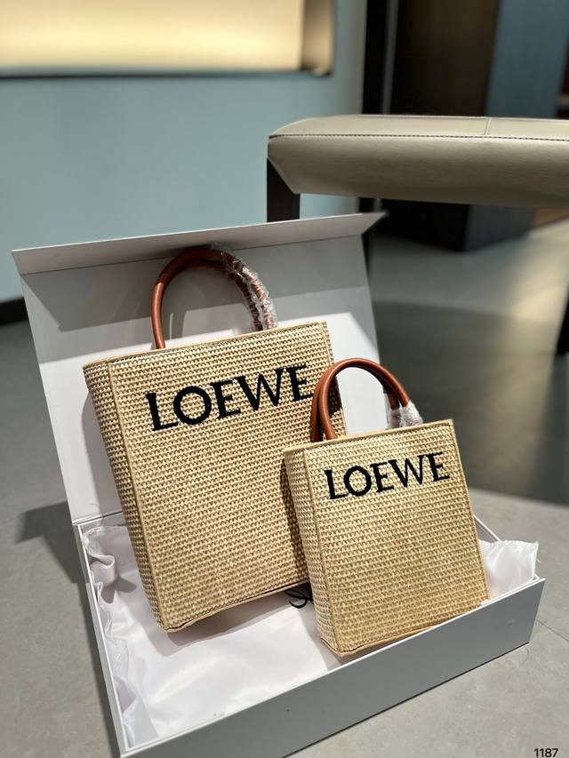 折叠盒 Loewe 罗意威拉菲草 琴谱包 可轻松驾驭各种风格 是每个酷酷女孩必入款 尺寸18.21 25.29