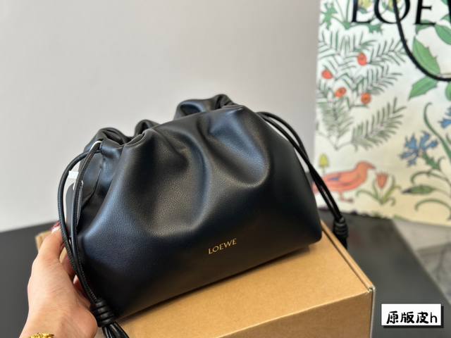 牛皮 Loewe重磅推出全新手袋purse 福袋家族新成员柔软纳帕羊皮革 Flamenco Purse美到无语 时髦感 细腻感 精致感 百搭你的装造22*18