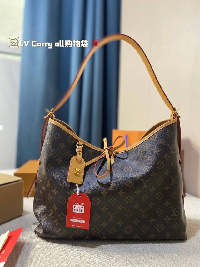 大 折叠飞机礼盒 Lv新款 Carry All购物袋 如果喜欢容量大的 Carry All 这个名字也是很直白了 带可拆卸内袋 可改造 配有行李牌 侧面肩蒂长短