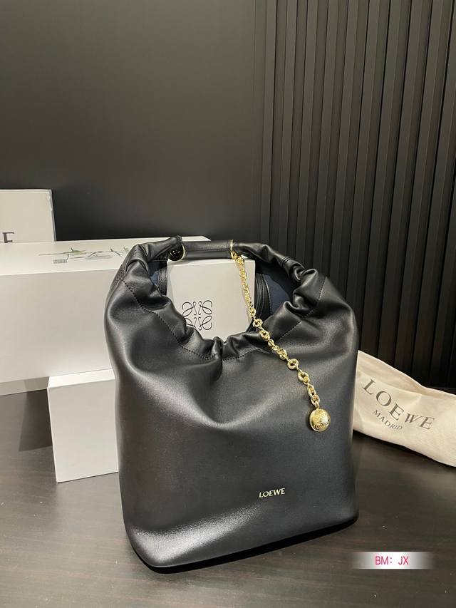 牛loewe Loewe 罗意威 水桶包单肩包女包 Loewe家比较低调的一个款式水桶包 皮质超柔软自重又很轻 而且容量很大肩带能单肩斜挎 尺寸 26*35