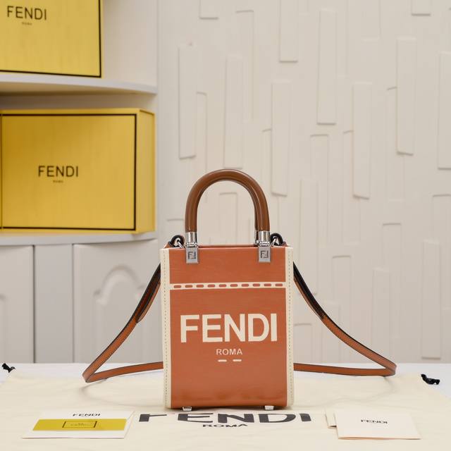 迷你型号4403 Sunshine迷你手提袋 漆皮材质 刻有显示天然帆布底料的 Fendi Roma字样 棕色有机玻璃硬质手柄 设有宽敞的帆布mini Tote