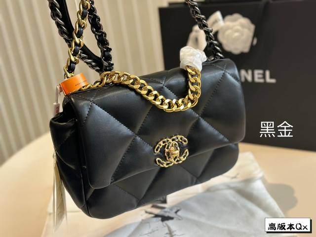 全套包装 Chanel19 Bag 自从欧阳娜娜带货后全球断货很难买到 皮质是羊皮有点像羽绒服包包 但是19的点睛之笔是什么呢 格子放大 格子放大后脱了香奈儿小