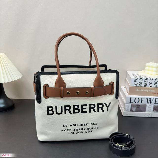 帆布 牛皮 巴宝莉 Burberry 经典气质大牌购物袋 这款真的是太经典啦 你们千呼万唤的款 怎么背都好看 质量超b 进口布料 Pk专柜品质 美妞必留款 趁着