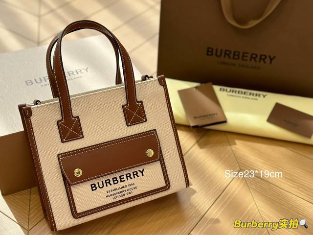 Burberry 巴宝莉托特包 Horseferry格纹帆布拼接小牛皮简直秋冬必备款 上身真的很好看经典气质款 日常出行 容量很大 23*19