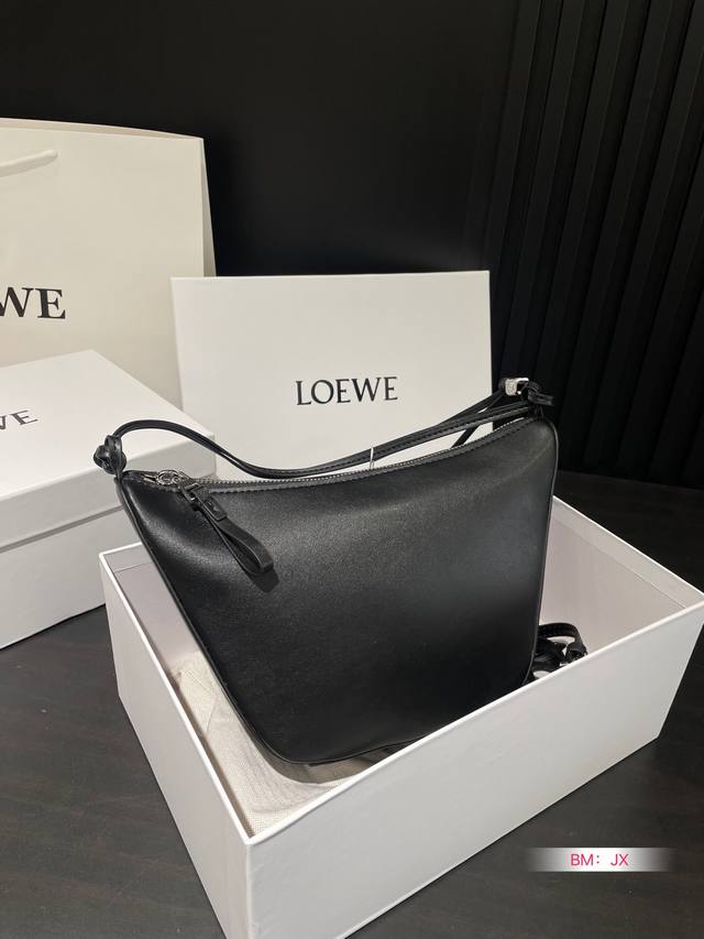 牛皮 配折叠盒子 Loewe Hobo 罗意威腋下包 新款爆品来袭 Oewe Hobo 超级轻便极简高级的包身设计 毛毛挂饰 内里人字纹村里 容量也很棒 非常实