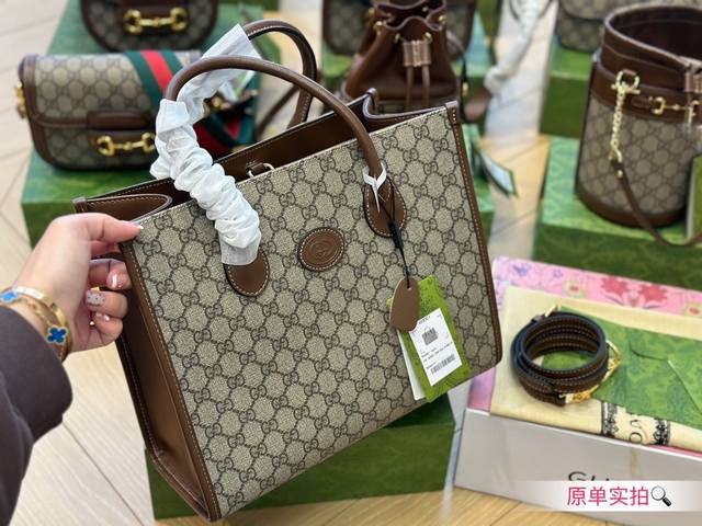 飞机盒 Gucci 托特包 古奇热门的tote 每个明星网红人手一个的节奏 特点是容量巨大 材质也是今年大热的流行元素 简洁的字母设计可以搭配任何颜色的服装造型