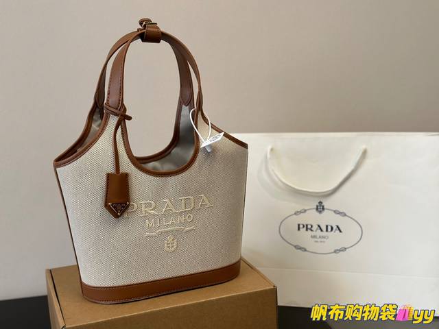 Prada24春新款系列 轻柔简约的美 新款柔和的色调与高级的气质怎么这么搭配呀 简洁设计满满都是极简主义的美感用哦 不论是日常出街还是特殊场合都能展现女孩子的