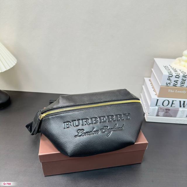 配礼盒 Burberry巴宝莉胸包什么时候开始胸包也成了男女大街小巷必备品 今年巴宝莉的胸包真是火的一塌糊涂 这是年轻人喜欢的方式 显得时尚有活力 易于凸显个性