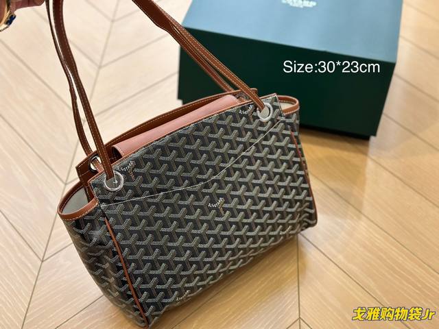 实在拒绝不了的高级通勤包goyard Rouette鲁莱特包是模块化原则的体现 固定滑动肩带 折叠式侧翼和磁性皮革翻盖 它提供了22种不同背法的穿搭方式收纳能力