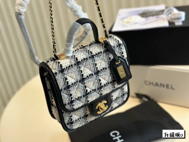 全套包装 Size 20厘米小号 小香家 邮差包22K 新一季的chanel22K 复古邮差包 方方正正有個小吊牌 小手柄 链条肩带 非常热腾腾的22K豆腐邮差