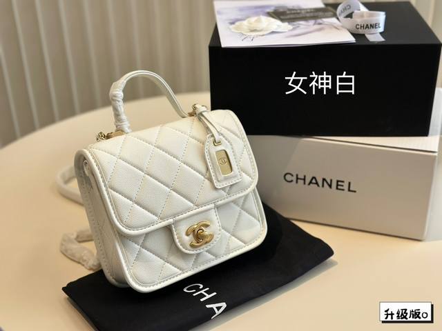 全套包装 Size 20厘米小号 小香家 邮差包22K 新一季的chanel22K 复古邮差包 方方正正有個小吊牌 小手柄 链条肩带 非常热腾腾的22K豆腐邮差