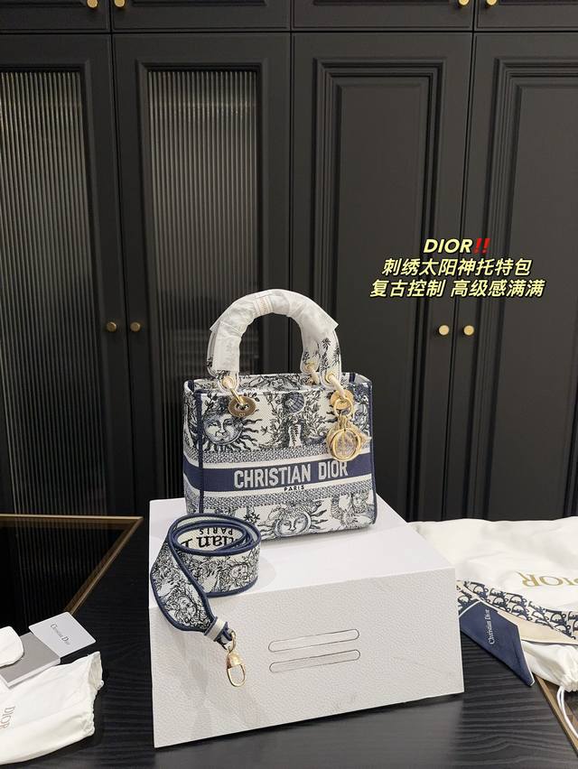 折叠盒尺寸23.20 迪奥 Dior 刺绣太阳神托特包 质感很高级 容量超级大也很耐用 日常出街背它回头率百分百 就是这种随性慵懒感