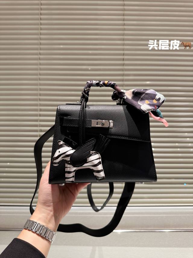 进口头层牛皮 Hermes Kelly 最近娱乐圈出镜率最高的一款包包 H家永恒的经典. 凯莉包好随意搭配 不管怎么穿 随便一背都好看 而且一点都不挑人很显气质