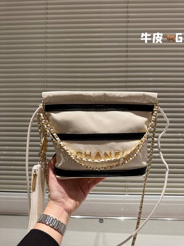 顶级头层皮 Chanel 24S Mini 22Bag 本季24S大爆款最時髦好看 可肩背 斜背 側背 手提 非常難買黑色金字款 耐看也最保值 这包太好看了 黑