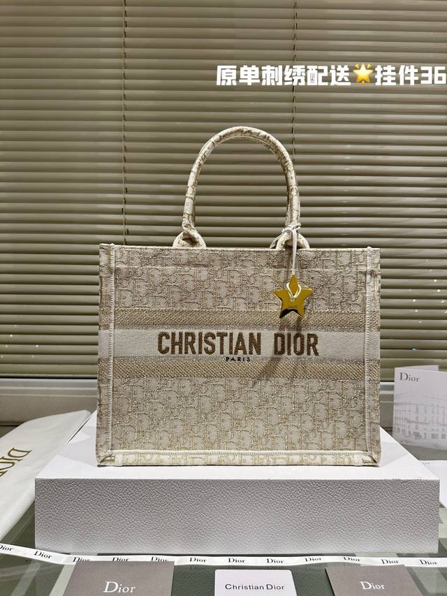 3D浮雕原版布 Dior 原版布提花 Dior Book Tote今年最喜欢的一款购物袋 Tote我用的次数最多的包 因为容量超级大 不管什么东西都向里面放 当