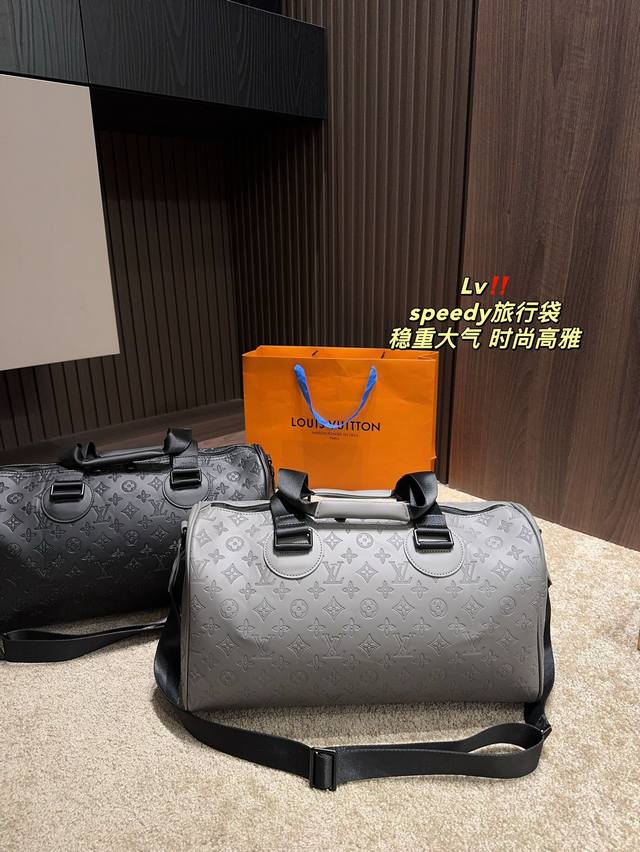 尺寸43.23 Lv Speedy旅行袋 稳重大气 时尚高雅 黑灰色的经典配色 彰显品牌的标志性风格 暗纹logo的点缀 展现品牌的时尚气息与独特魅力 经典款式