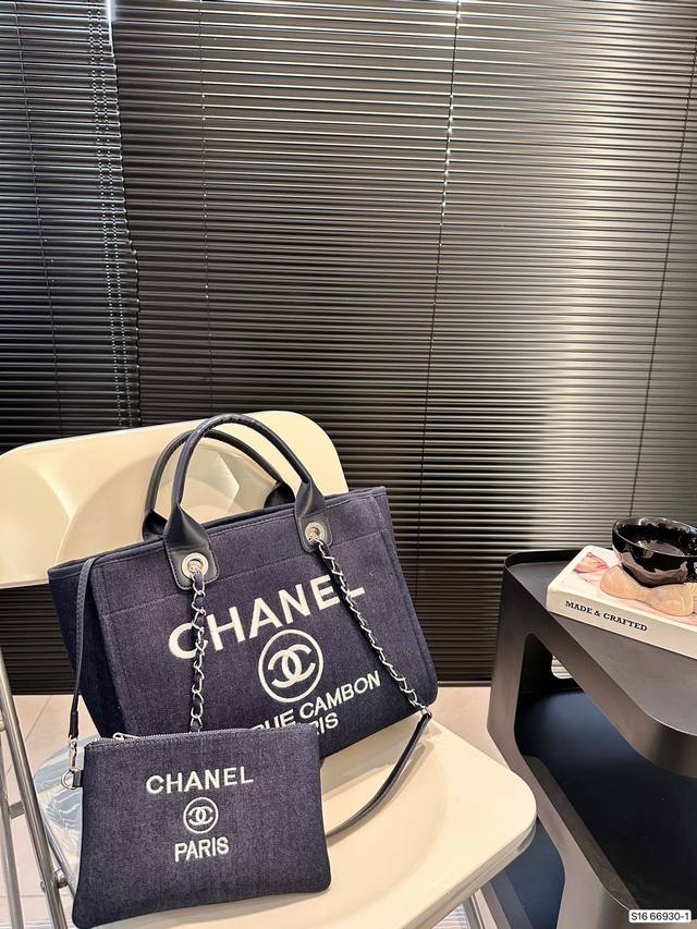 Chanel 新款香奈儿沙滩包购物袋 Chanel沙滩包每年都会出新的款 跟老款不同的logo装饰更加高端大气 容量超级可妈咪包 简约休闲的设计深受欢迎 而且容