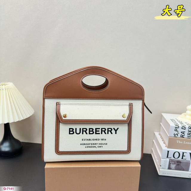 大号 折叠盒 Burberry 斜挎包 巴宝莉换上帆布材质后看起来更轻松自在 正面印有 Burberry England 涂鸦徽标 醒目而直白 立马就有了感觉