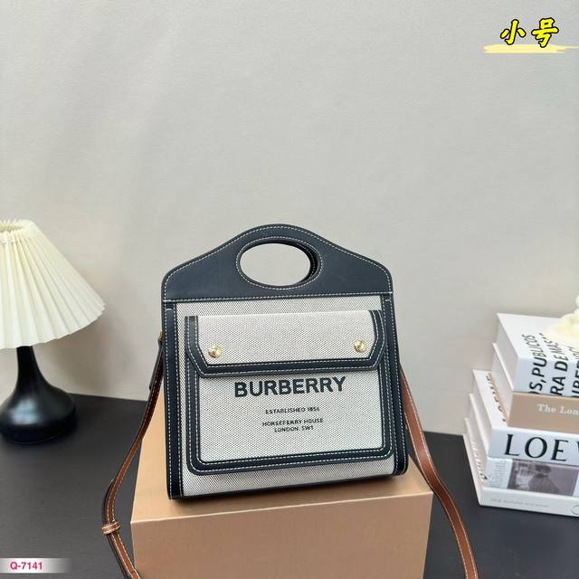 小号 折叠盒 Burberry 斜挎包 巴宝莉换上帆布材质后看起来更轻松自在 正面印有 Burberry England 涂鸦徽标 醒目而直白 立马就有了感觉