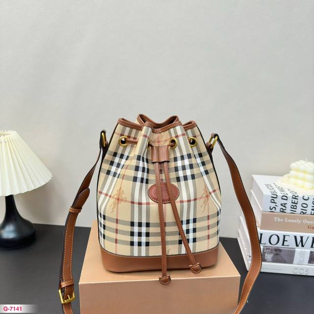 配礼盒 Burberry 巴宝莉水桶 专属标识提花 男女通用背包 经典logo搭配原厂工艺材质 休闲百搭 采用精湛镶嵌细工 尺寸21.27Cm