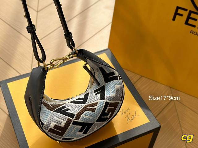 折叠盒 Fendi 2022春夏 Fendigraphy半月 包j Fendi 2022春夏季全新fendigraphy手袋的来 咯圖期待已久~秀上就相中了这款