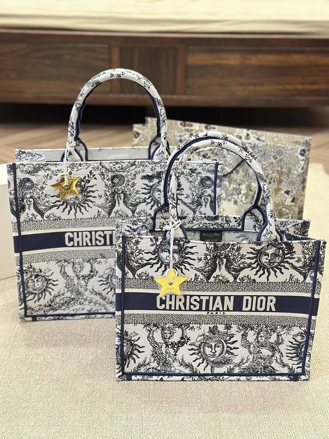 3D浮雕原版布 Dior 原版布提花 配内胆 Dior Book Tote今年最喜欢的一款购物袋 Tote我用的次数最多的包 因为容量超级大 不管什么东西都向里