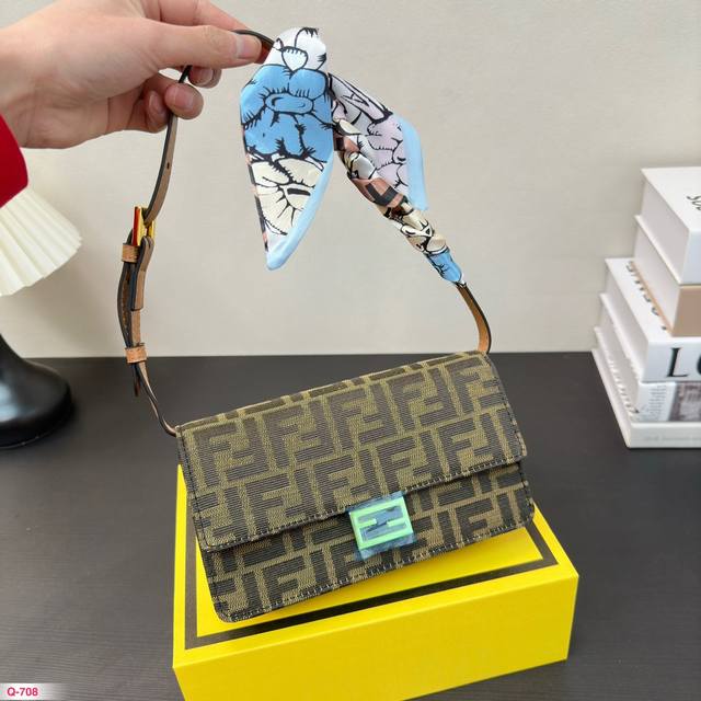 折叠盒 芬迪fendi 春夏新品 Wallet On Chain Fendi 奶油色的woc 夏天的背心小短裤 怎么能少得了一个奶呼呼的woc呢 推荐小鸡黄和冰