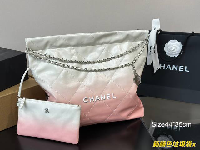 飞机盒 Chanel 千呼万唤的牛皮系列 今年火遍全网的垃圾袋 不多说啦直接上现货 搜索 小香家 垃圾袋 尺寸44*35Cm