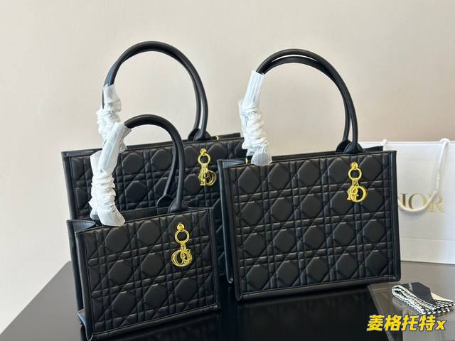 折叠盒 Dior 秋冬新款tote包 迪奥 #Dior Tote最新秋冬系列 可以背的托特来了又又被种草了这个包 这款 #Dior 手袋是迪奥全新推出的主打单品