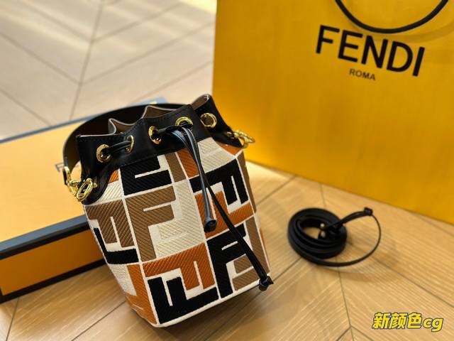 折叠盒 Fendi Mon Tresor小号水桶手袋 2022年米兰时装周街拍中 潮人们背的最多的包包大概就是fendi芬迪的这款水桶包了 配有抽绳和fend金