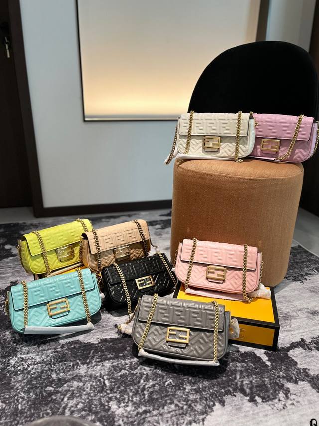 Fendi Vintage法棍包 2022年米兰时装周街拍中 潮人们背的最多的包包大概就是fendi芬迪的这款腋下包了 经典布料 有种慵慵懒懒的街头风 戚薇 R