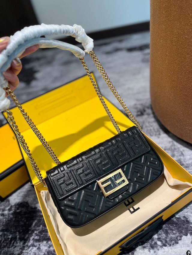 Fendi Vintage法棍包 2022年米兰时装周街拍中 潮人们背的最多的包包大概就是fendi芬迪的这款腋下包了 经典布料 有种慵慵懒懒的街头风 戚薇 R