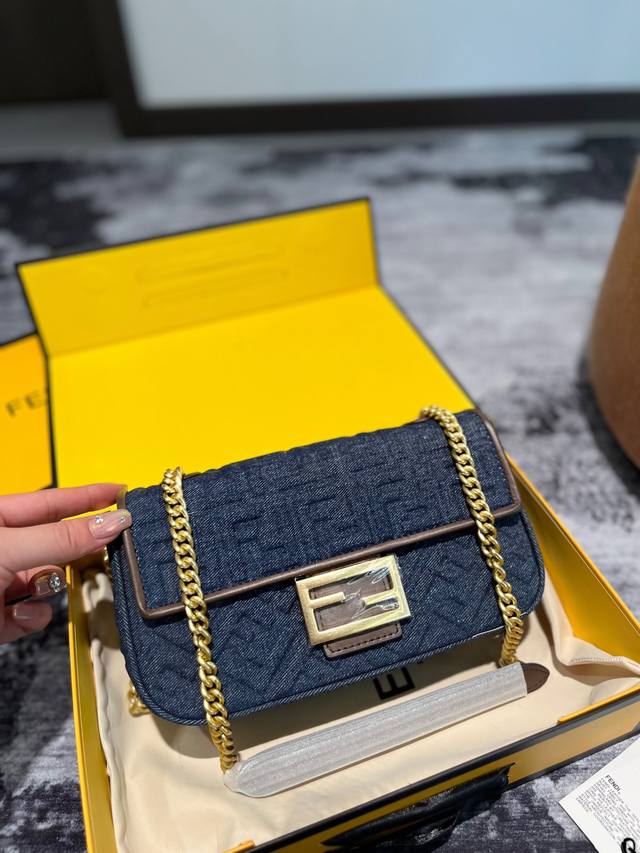 Fendi Vintage法棍包 2022年米兰时装周街拍中 潮人们背的最多的包包大概就是fendi芬迪的这款腋下包了 经典布料 有种慵慵懒懒的街头风 戚薇 R