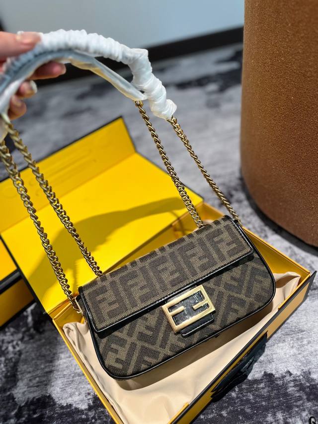 Fendi Vintage法棍包 2022年米兰时装周街拍中 潮人们背的最多的包包大概就是fendi芬迪的这款腋下包了 经典布料 有种慵慵懒懒的街头风 戚薇 R