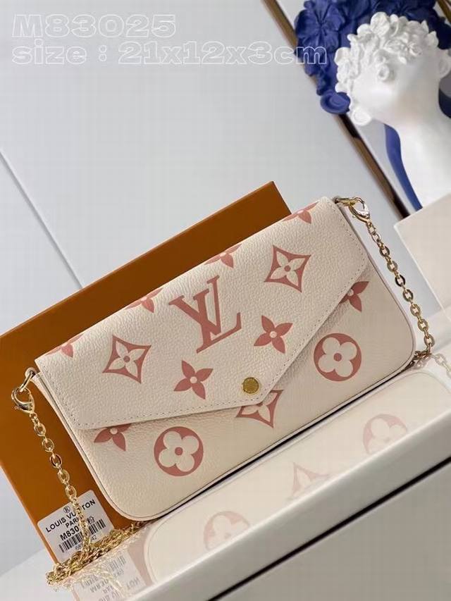 M61276 M83025粉 本款 Pochette Félicie 链条包为柔软 Monogram Empreinte 皮革压印经典 Monogram 图案，