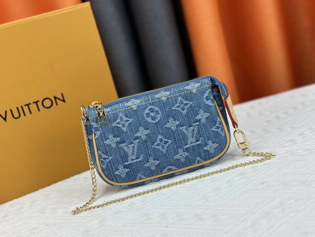 实物拍摄m80501牛仔兰本款 Mini Pochette Accessoires 手拿包采用柔软 Monogram 丹宁牛仔布塑造圆润构型，以拉链开启充裕空间