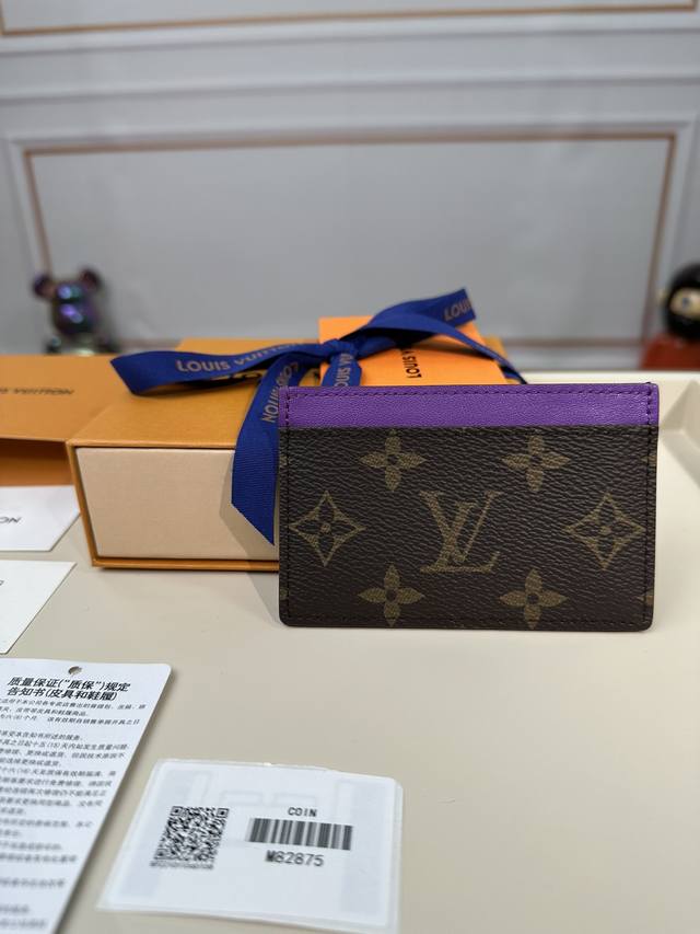 M82875【特级正品】本款小号卡夹取材monogram Macassar涂层帆布，为顶部牛皮革饰边和考究内衬同步渲染明亮色调。内部空间可容纳大号卡片和票据，外