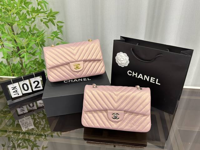 配折叠盒 Size:25×14 Chanel 香奈儿 珠光v纹 小羊皮 Cf 链条包 全称是 Classic Flap 拿到手里才能感觉到它的魅力 这份质感 仙