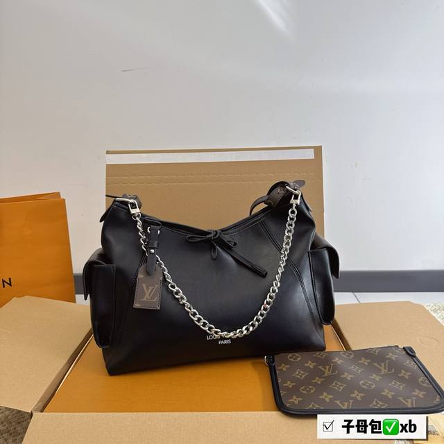 折叠盒 Carryalldark 中号手袋 本款 Carrvall Dark 中号手袋以柔软羊皮革塑造时尚慵懒 廓形为 2024 春夏秀场造型增添瞩目姿彩抛光金