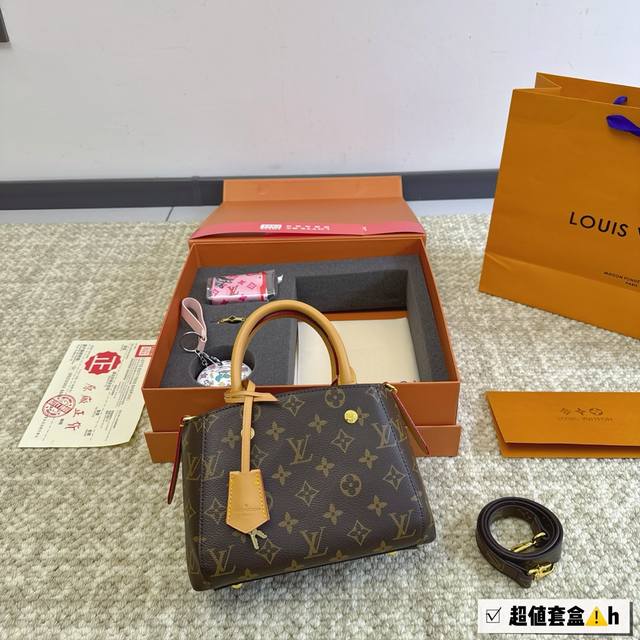 套盒包装 镜子 丝巾 手镯 Louisvuitton 专柜同步 引领时尚潮流 细致纹理清晰 原版五金件用不掉色 细致出品手工非常精细 内部空间大 专柜的品质 质