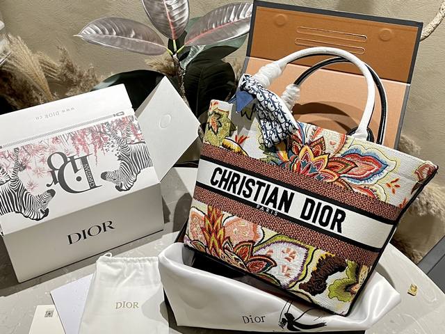 原单刺绣 折叠礼盒 迪奥dior 刺绣菜篮子tote 送丝巾 顶级原单 原版3D面料 简直无法拒绝 超显气质 高级感十足 集美必入款 尺寸26.21