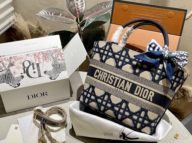 原单刺绣 折叠礼盒 迪奥dior 刺绣菜篮子tote 送丝巾 顶级原单 原版3D面料 简直无法拒绝 超显气质 高级感十足 集美必入款 尺寸26.21