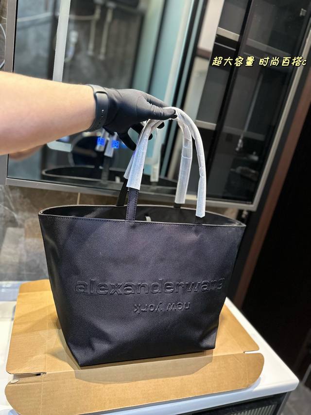 亚历山大王alexanderwang 这回任何笔记本ipad都可以放下 黑色也非常耐脏，出门旅人可使劲造啊 一丁点都不心疼，通勤健身带娃毫无压力 大王真的是爆款