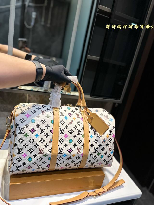 Lv 路易威登联名款keepall50.斜跨包旅行包 一只帅气能装的旅行袋 时尚爆发款火热来袭 经典设计大气可观男女通用款 包包采用原版皮质 超级厚实 耐磨 耐