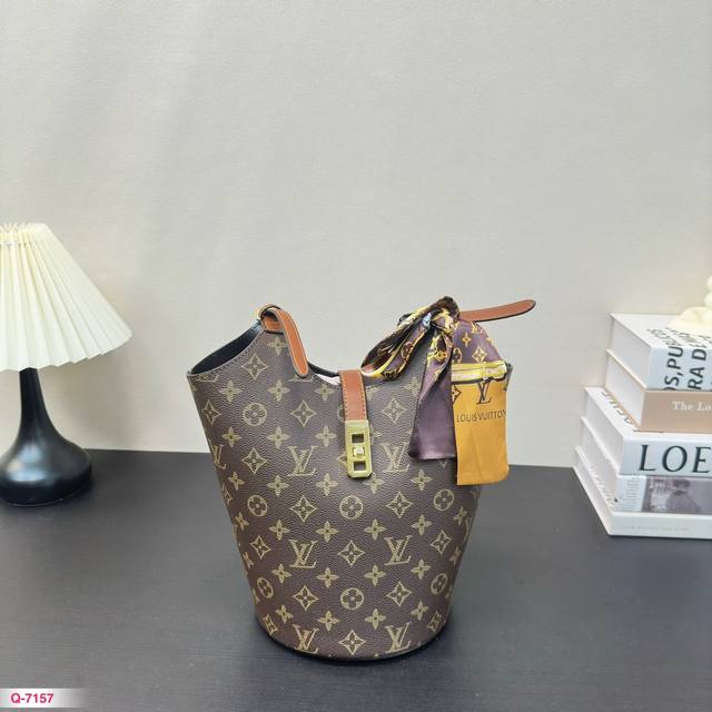 Lv 老花水桶包 可可爱爱 本季最可爱的水桶包 Size底18.23Cm