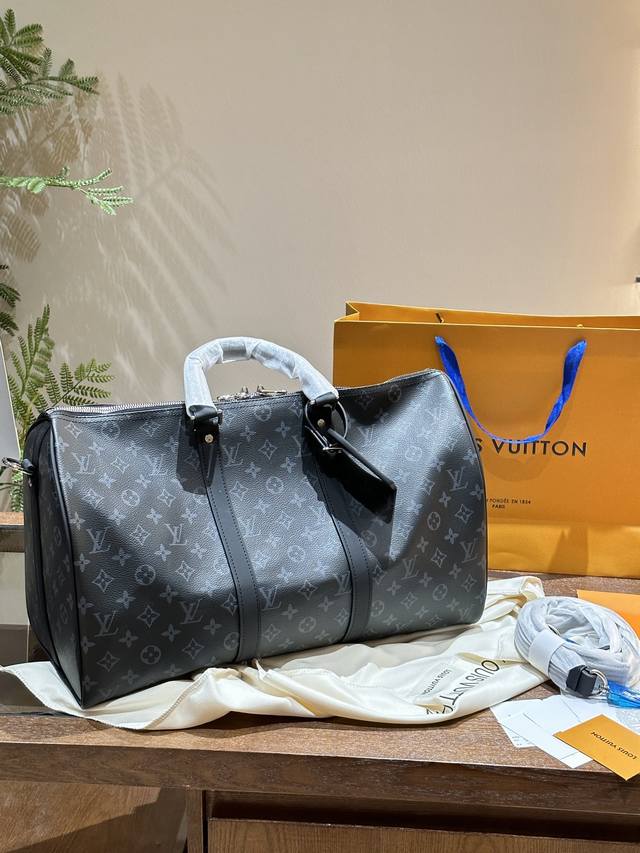 Lv 旅行包 超酷中lv Keepall老花旅行袋 Lvkeepall 出差旅行最常用的一只包 这是超酷的一只包 可以做健身包，也可做旅行袋 容量超级感人非常的