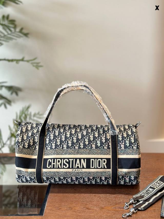 Dior 人生就像一场旅行五一假期旅行必备单品 短期出差，旅行必备神器，无论设计还是容量都无可挑 剔，男女通用一包走天下 #旅行#旅行必备#50Cm