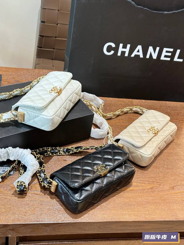 Chanel23K秋冬系列宽肩带法棍腰包 方胖子 Chanel 23K秋冬系列19宽肩带法棍包 宽肩带黑金褶皱牛皮，经典菱格纹设计与皮穿金属的链条搭配，延续了1