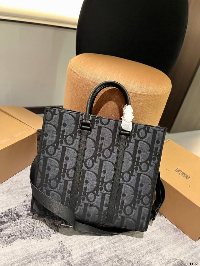 可以斜挎的tote,加分 有dior Oblique托特放大logo后的oblique真的太吸睛！大大的标识可可爱爱，尽显年轻活力！凹凸有致的老花刺绣帆布，无敌